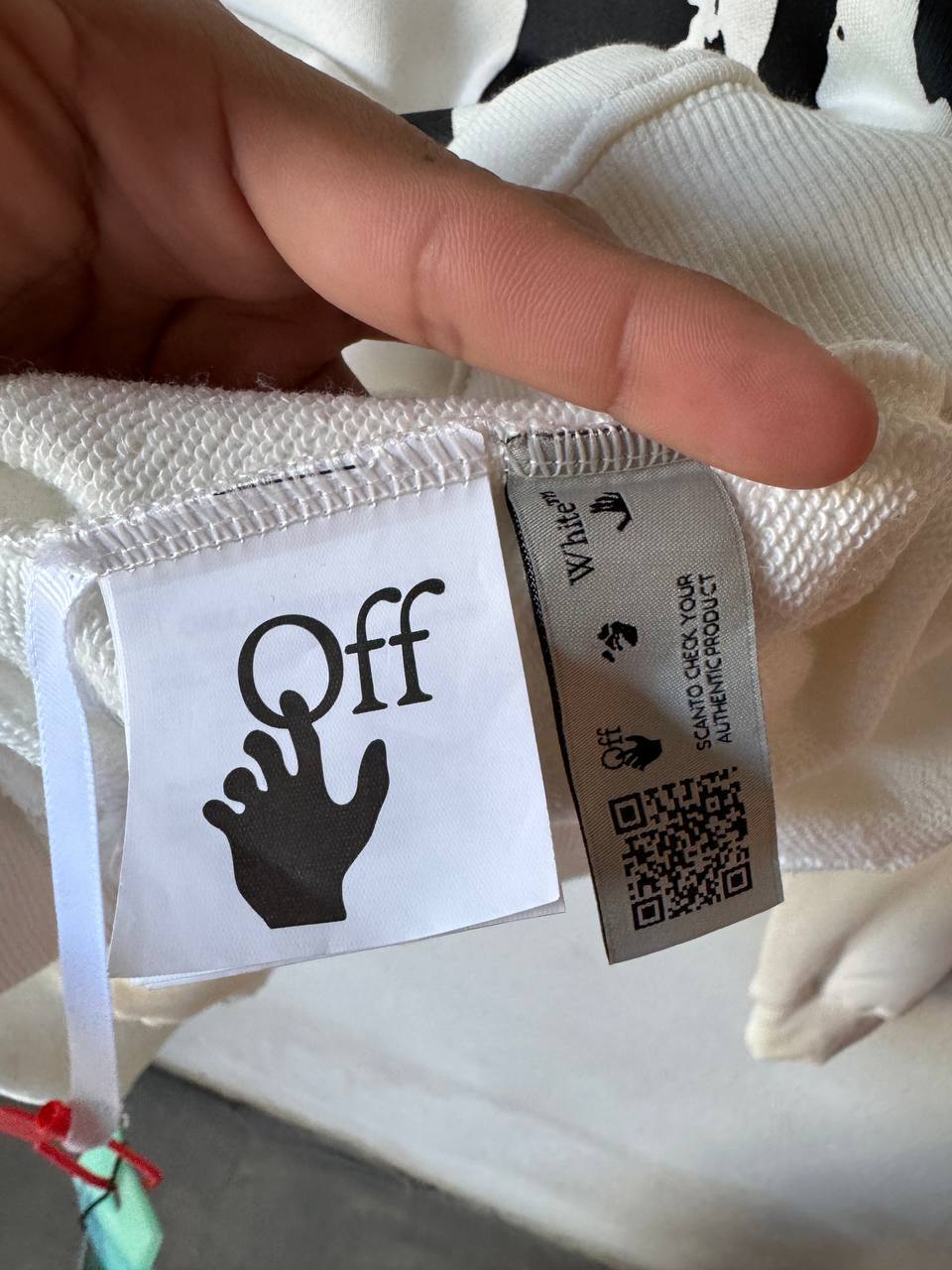 (M) Off White