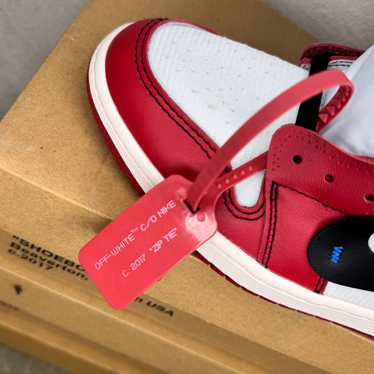 Air Jordan 1 Retro High Off-White Chicago
(US 9.5, EUR 43, 27.5cm)